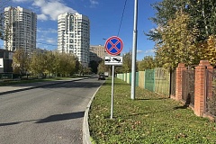 Вниманию водителей района Братеево: в проезде между улицами Братеевская и Братеевская Слободка начали действовать новые знаки, запрещающие парковку!