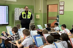 Безопасные каникулы начинаются с правильных привычек: сотрудники Госавтоинспекции ЮАО провели профилактические беседы со школьниками