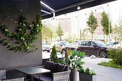 Встречают по фасаду: предприниматели Москвы привлекают больше клиентов с помощью сезонного оформления